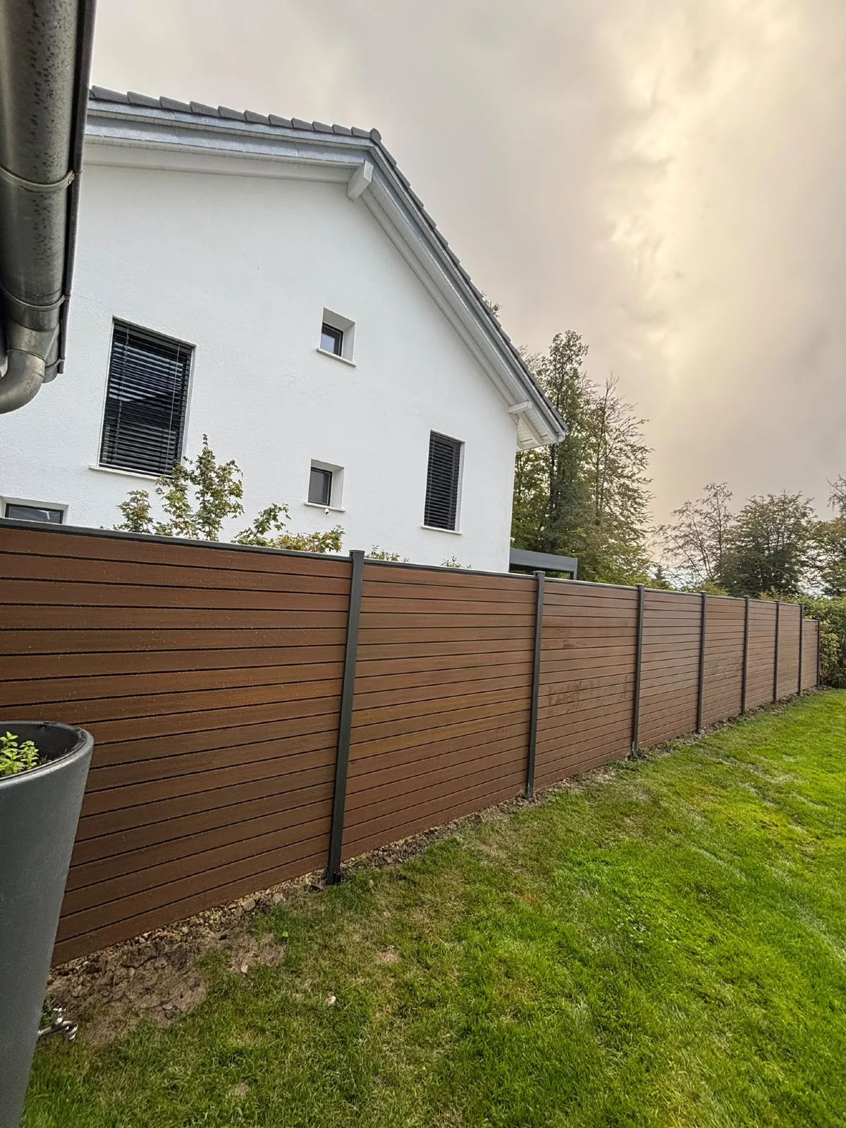Installation d’une clôture composite BPC à Épalinges, près de Lausanne à Lausanne – Jardinier de la Côte